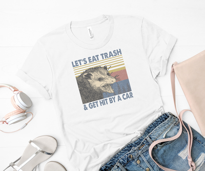 Lass uns Müll essen und von einem Auto-Opossum-Retro-T-Shirt getroffen werden
